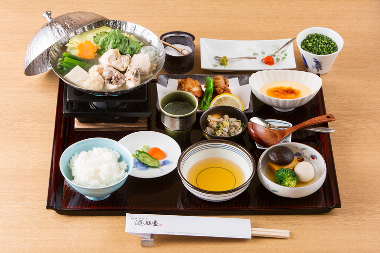 福岡美食推薦 2025:6 間必訪水炊鍋與牛腸鍋名店,品嚐道地九州美味 10 博多水たき濱田屋 本店 3